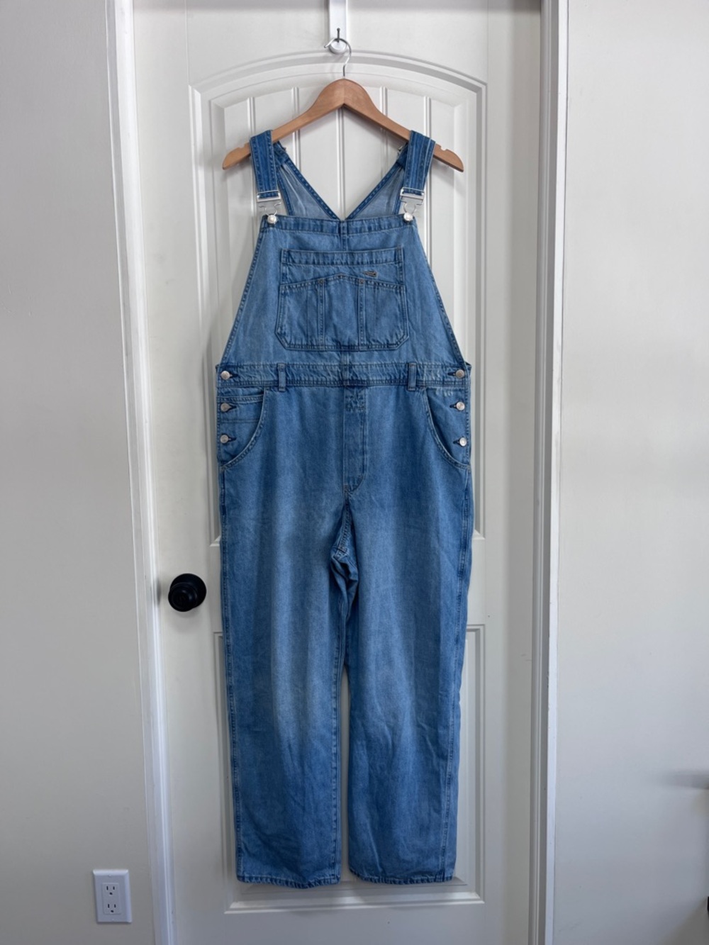 GAP Women’s Classic Light Blue Denim Overalls Size Large